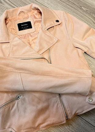 Ніжно рожева жіноча куртка bershka