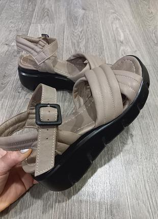 Невероятно красивые, бежевые, стильные, натуральные, натуральная кожа 100%, босоножки, на танкетке