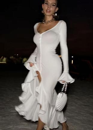 Біла ніжна сукня з рюшами воланами на ґудзиках