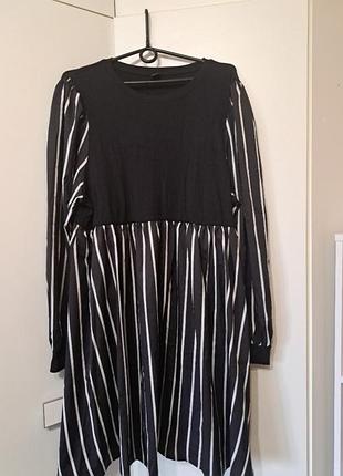 Коротка сукня у смужку