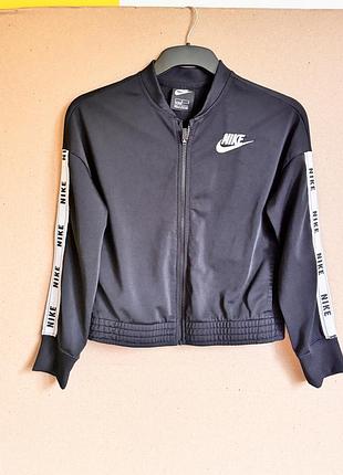 Чорна куртка бомбер nike 146 156 з логотипом nike на грудях та білими стрічками курточка мастерка вітровка на манжетах