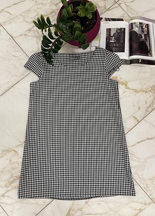 Жіноча стильна коротка чорно-біла сукня-трапеція у клітинку