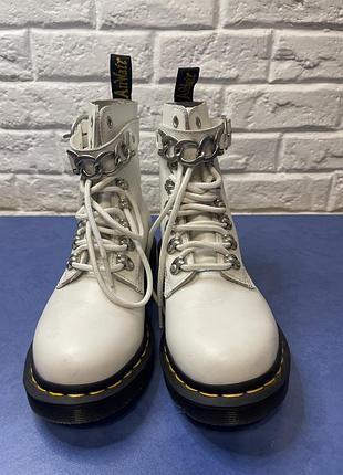 Жіночі черевики відомого бренду dr martens 1460