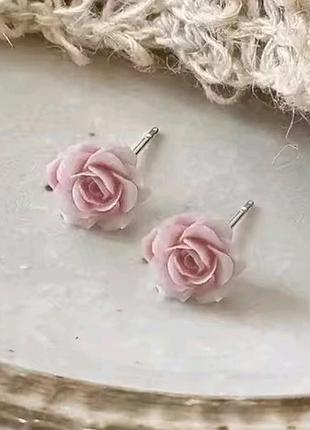 Сережки-гвоздики троянда