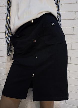 Красивая, стильная, с пуговицами,черная юбка с разрезом с переди, в талии на резинке