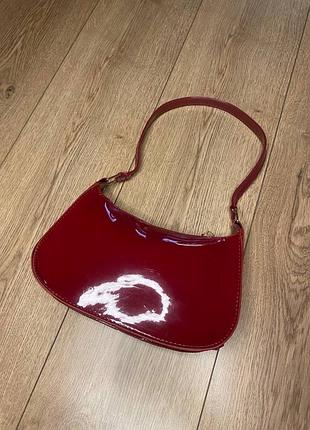 Лакована червона сумочка