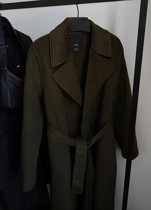 Пальто ручной работы с поясом mango