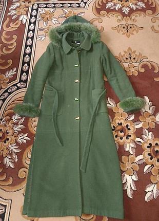 Стильное платье не оливковое пальто с капюшоном с меховым манжетом имеет пояс.по бокам распорка