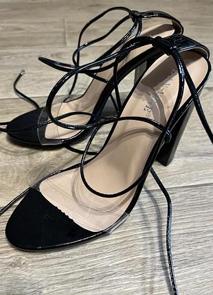 Босоніжки на підборах