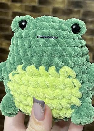 Вʼязана іграшка жабка