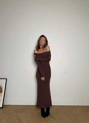 Женское платье с открытыми плечами