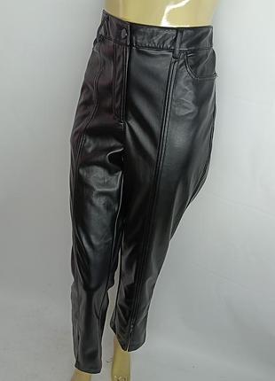 Трендовые брюки со стрелками и распорками из эко кожи