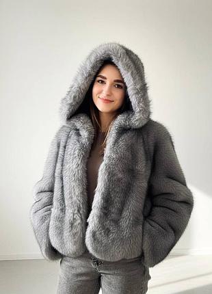 Сіра шубка з капюшоном