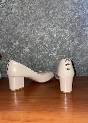 Б/у туфлі носили декілька разів