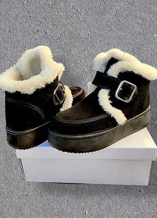 Женские ботинки зимние черные эко замшевые на платформе. стильные женские угги теплые на меху.