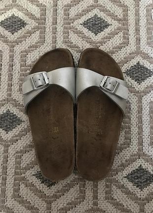 Срібні шльопанці birkenstock 37