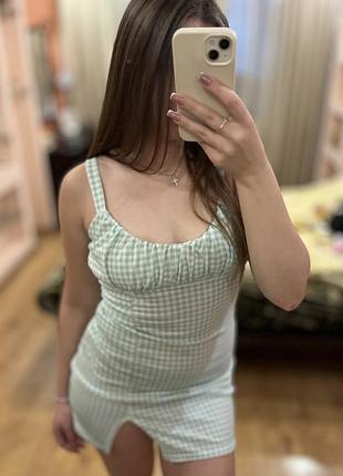 Мʼятна сукня в клітинку