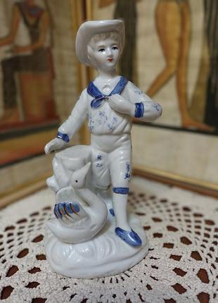 Винтажная фарфоровая статуэтка
