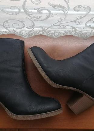 Жіночі ботильйони на середньому підборі, р.41