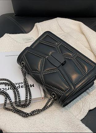 Стильна чорна сумка з ланцюжком