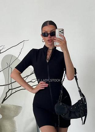 Черное платье облегающее в рубчик и с молнией в рост