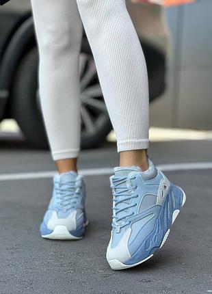 Блакитні зимові кросівки жіночі з білими вставками