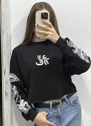 Чорний вільний лонгслів з принтом у китайському стилі, вкорочена кофта з ієрогліфом y2k goth alt