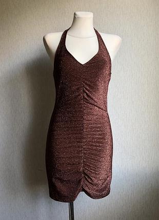 Блискуча вечірня сукня з відкритою спиною divided