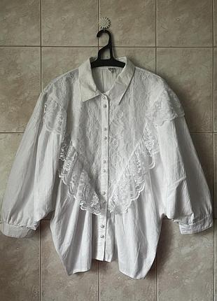 Фантастична білосніжна бавовняна блуза на перламутрових ґудзиках з мереживом епоха 80-ті західна німеччина в стилі ретро вінтаж vintage stories