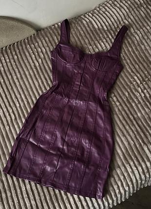 Сукня/плаття приталена по фігурі з імітацією чашок та корсета на бретелях шкіряна фіолетова темно сливова коротка на змійці bershka