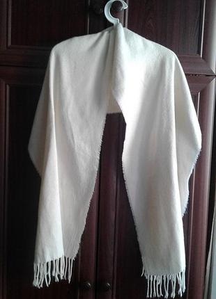 Флисовый широкий шарф с кистями цвета слоновой кости .