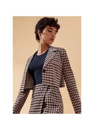 Стильный модный укороченный пиджак в клетку