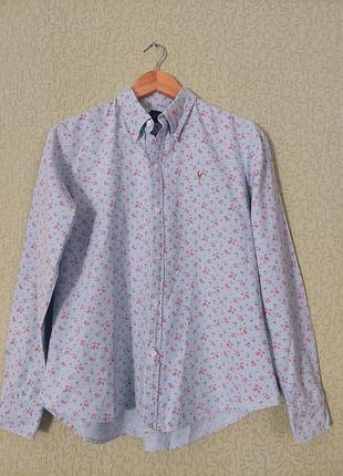 Светло-голубая рубашка polo ralph lauren с цветочным принтом и воротником на пуговицах.