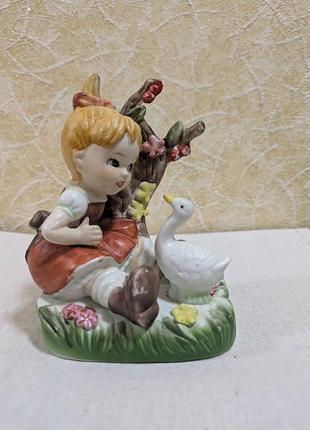 Статуэтка фарфоровая бисквит винтажная девочка и гусь