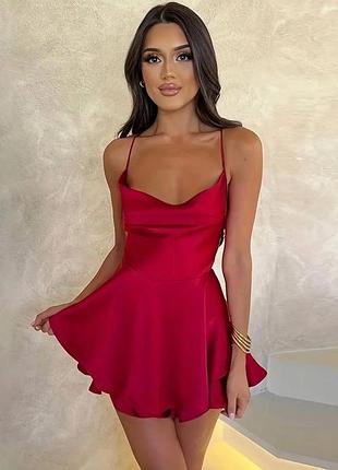 Елегантна сукня міні з відкритою спиною