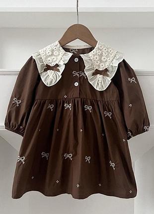 Детское стильное платье декорировано воротником