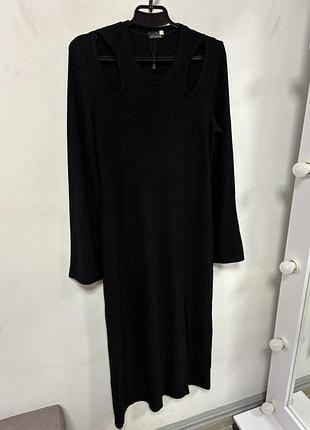 Чорне плаття міді з розрізом