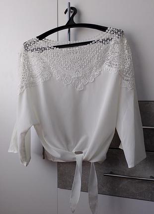 Блуза белого цвета с кружевом