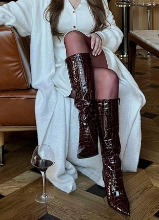 Бордовые лаковые сапожки на шпильке