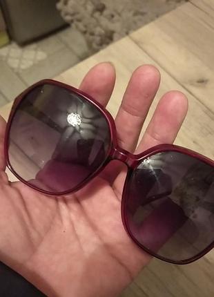 Крупные солнцезащитные очки в бордовой оправе