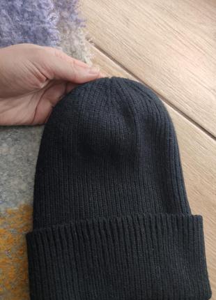 Черная легкая шапка с подворотом2 фото