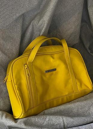 Сумочка яскраво жовтого кольору