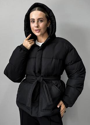 Куртка біла та чорного кольору