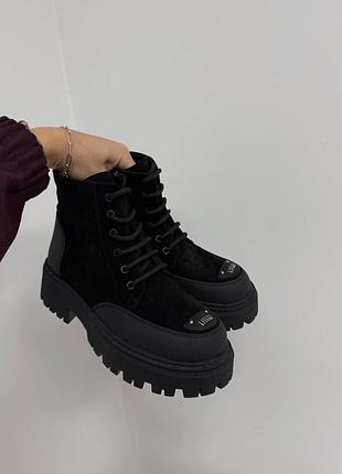 Жіночі зимові черевики зі шнурками