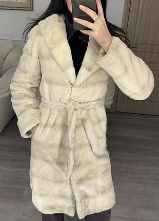 Шуба з бобра, дуже мʼяка, легка і тепла для холодних морозів