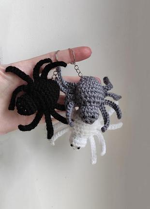 Вязаный брелок паук