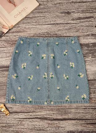 Женская джинсовая юбка с вышивкой