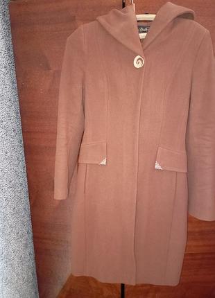 Стильное молодежное пальто с большим капюшоном