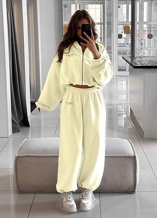 Костюм теплый с вышивкой «пенье» мягком флисе, есть утяжки на кофте брюках, двойной капюшон: свет серый, лимон,барби, черный, мокко, меланж