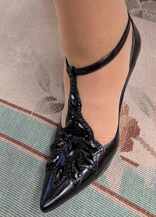 Туфлі жіночі шкіряні чорні з прикрасою. нові. розпродаж.